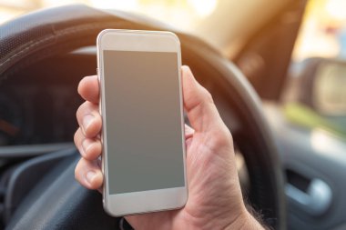 Smartphone arabaya kullanarak, hareket eden telefon aygıt yetişkin beyaz erkek elinde boş ekran yukarı alay