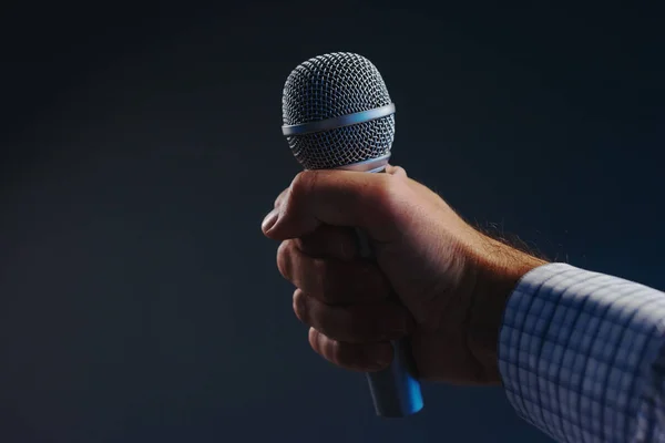 Mão Com Microfone Fazendo Uma Entrevista Para Mídia Foco Seletivo — Fotografia de Stock