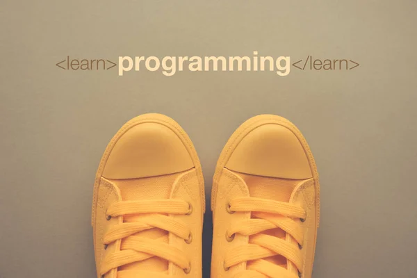 Aprender Concepto Programación Joven Estudiante Pie Por Encima Del Texto —  Fotos de Stock