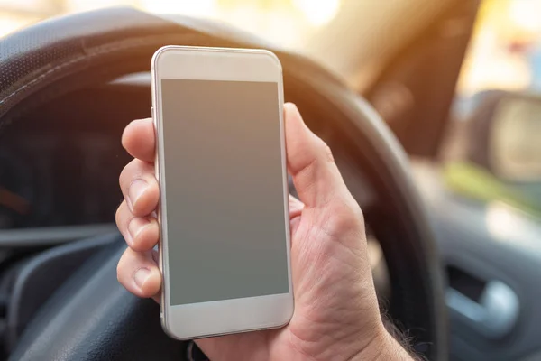 Використовуючи Смартфон Машині Знущаються Над Порожнім Екраном Мобільного Пристрою Руці — стокове фото