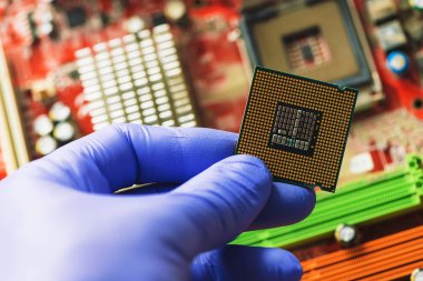 Bilgisayar adli tabip eski cpu makine ve kayıp veri kurtarmak için bilgisayar anakart üzerinde yükleme yakın çekim el