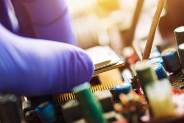 Bilgisayar adli tabip eski cpu makine ve kayıp veri kurtarmak için bilgisayar anakart üzerinde yükleme yakın çekim el