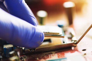 Bilgisayar adli tabip eski cpu makine ve kayıp veri kurtarmak için bilgisayar anakart üzerinde yükleme yakın çekim el
