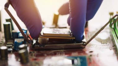 Bilgisayar adli tabip eski cpu makine ve kayıp veri kurtarmak için bilgisayar anakart üzerinde yükleme yakın çekim el