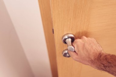 Erkek el kapı açma yakın çekim seçici odak ile