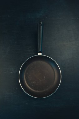 Eski boş tava tava üstten görünüm koyu arka plan üzerinde kullanılan