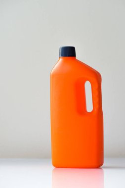Kimyasallar ile kopya alanı için turuncu plastik şişe