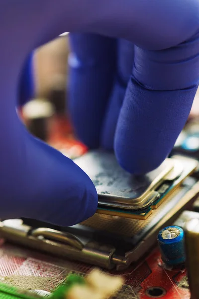 Investigador Forense Computador Instalando Cpu Antigo Placa Mãe Computador Para — Fotografia de Stock