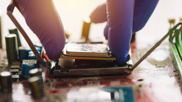 Компьютерный криминалист устанавливает старый процессор на материнскую плату компьютера, чтобы восстановить машину и потерянные данные, закрыть руку
