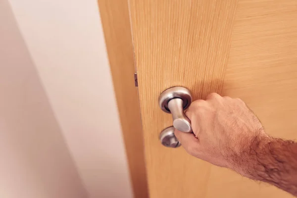 Mão Masculina Abrindo Porta Fechar Com Foco Seletivo — Fotografia de Stock