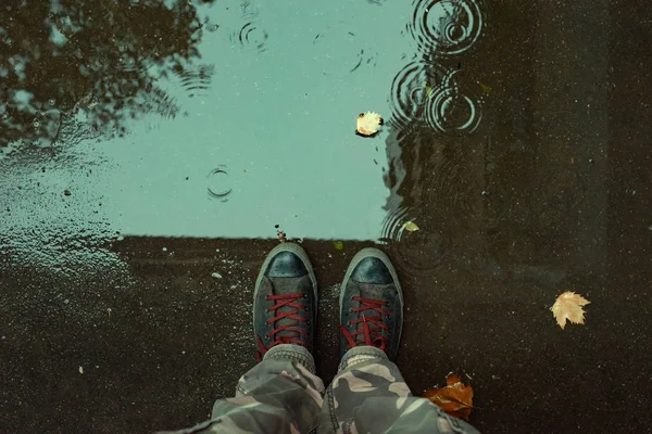 Permanent Motregen Plas Straat Bovenaan Weergave Van Sneakers Water — Stockfoto