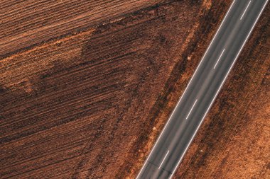 Boş yol kırsal yoluyla havadan görünümü sonbahar güneşli bir dron pov üzerinden