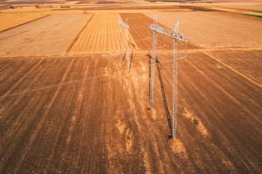 Yüksek gerilim elektrik direkleri dron pov alanındaki güç iletimi için