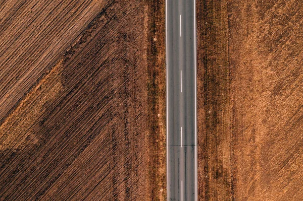 Boş Yol Kırsal Yoluyla Havadan Görünümü Sonbahar Güneşli Bir Dron — Stok fotoğraf