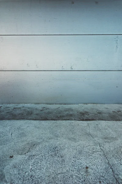 具体的なフロアー リングと金属製の壁の背景として汚れた産業インテリア — ストック写真