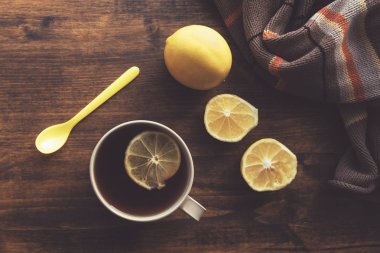 Fincan çay ve taze limon, tablo nostaljik retro sesi ile sıcak içecek ile üstten görünüm