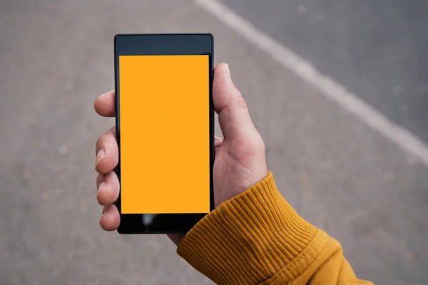 Makiety Pusty Ekran Smartphone Ręku Człowieka Wykorzystaniem Telefonu Ulicy — Zdjęcie stockowe