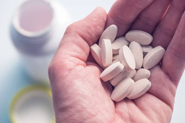 Vitamin Komplettera Piller Hand Nära Upp Med Selektiv Fokus — Stockfoto