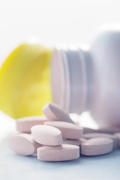 Tillägg Vitaminpiller Nära Håll Med Selektiv Fokus — Stockfoto