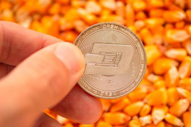 Madeni para el çizgi mısır çekirdekleri yığın üzerinde cryptocurrency için kavramsal görüntü ile ilgili ticari faaliyetle emtia ticaret tarım işinde