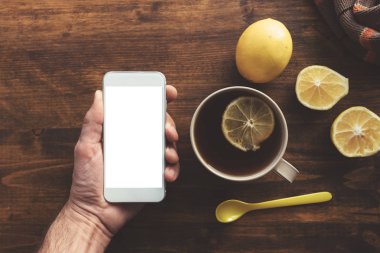 Cep telefonu kullaranarak ve çay, en iyi içme alay boş dokunmatik ekran ile kopya yer görüntülemek