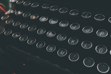 Eski siyah daktilo tuşları kapat