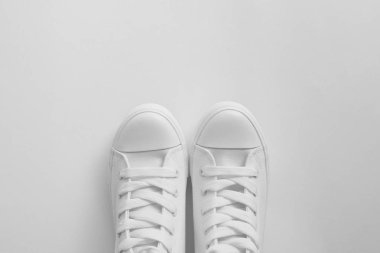 Kopya ile yukarıdan beyaz spor ayakkabı alanı, gençlik yaşam tarzı, moda kavramı