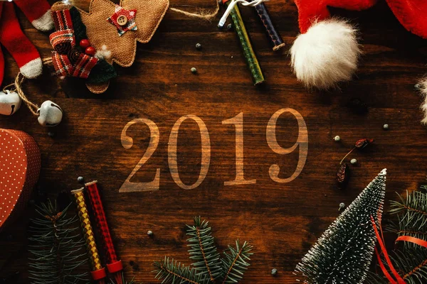 2019 年新年ハッピー クリスマスの装飾とお祭り休日のお祝いの季節の装飾品フラット レイアウト — ストック写真