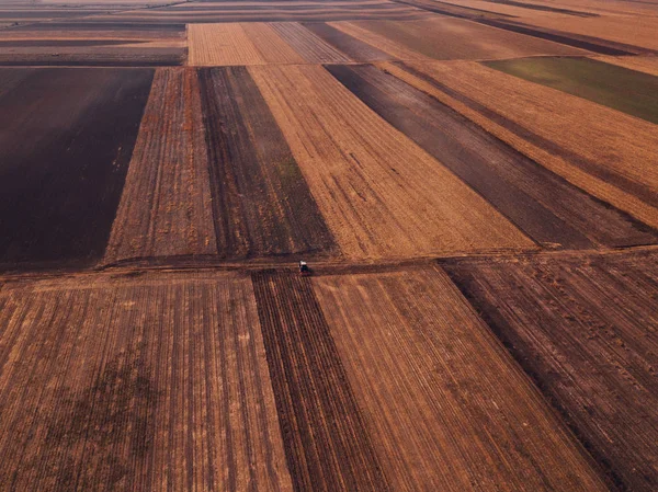 Tarım Traktörü Anız Toprak Işleme Alanında Dron Pov Yapıyor Havadan — Stok fotoğraf