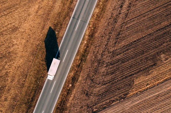 ドローンの Pov から平野の田園地帯を通る道路のトラックの空中写真 — ストック写真