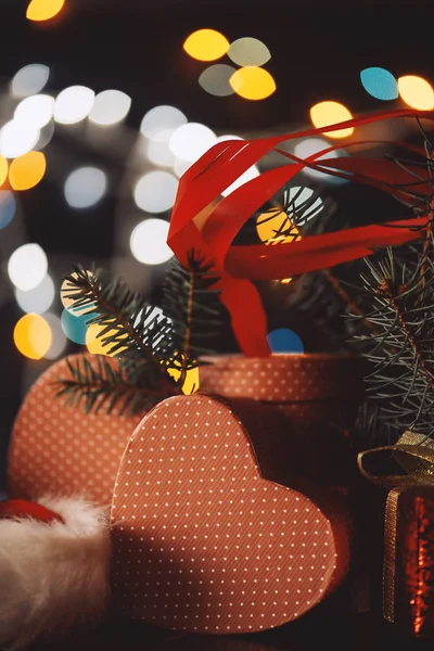 Regalo Navidad Caja Forma Corazón Con Luces Festivas Bokeh Coloridas —  Fotos de Stock