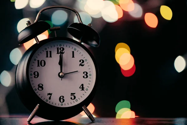 New Year Midnight Retro Clock Gezicht Met Bokeh Verlichting Achtergrond — Stockfoto