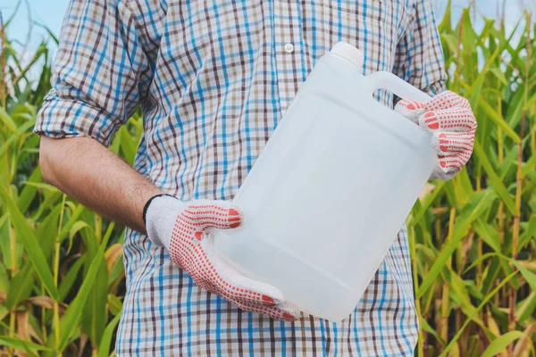 Αγρότης Που Κρατάει Κανάτα Χημικών Φυτοφαρμάκων Cornfield Κενό Unlabeled Μπουκάλι — Φωτογραφία Αρχείου
