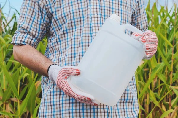 Landwirt Mit Pestizidkrug Maisfeld Leere Nicht Etikettierte Flasche Als Kopierplatz — Stockfoto