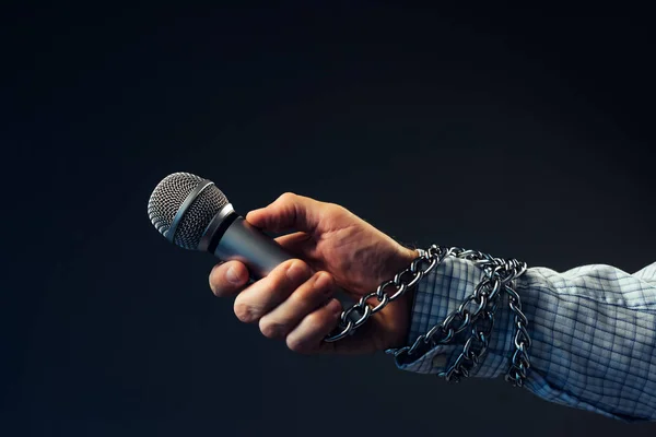 Presse Und Journalismusfreiheit Konzeptionelles Bild Mit Mikrofon Männlicher Hand Gefesselt — Stockfoto