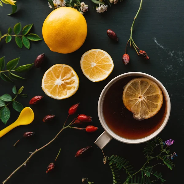 Nypon Örtte Flt Låg Ovanifrån Med Citronskiva Träbord — Stockfoto