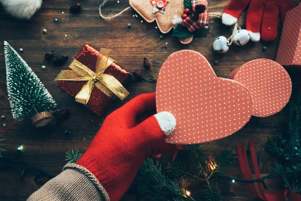 Ruka Držící Vánoční Dárek Tvaru Srdce Box Nad Tabulkou Dekorativní — Stock fotografie