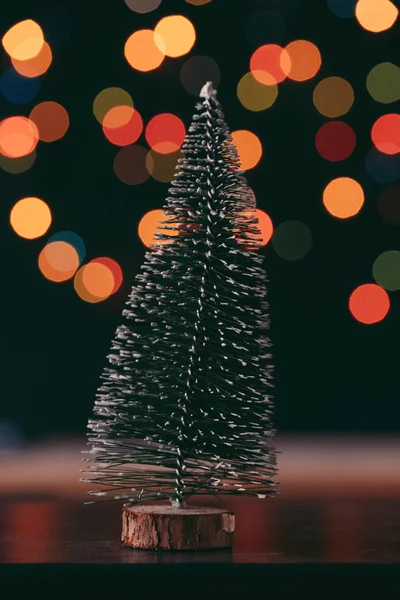 Kleine Kunstmatige Kerstboom Met Nokeh Verlichting Achtergrond — Stockfoto