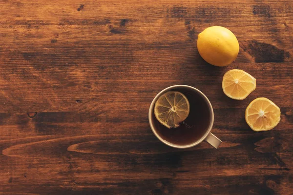 一杯茶和新鲜的柠檬 与怀旧复古色调的热饮的桌面视图 — 图库照片