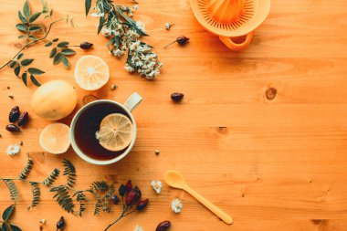 Kuşburnu bitkisel çay flt üstten görünüm dilim limon ahşap masa üzerine yatırın