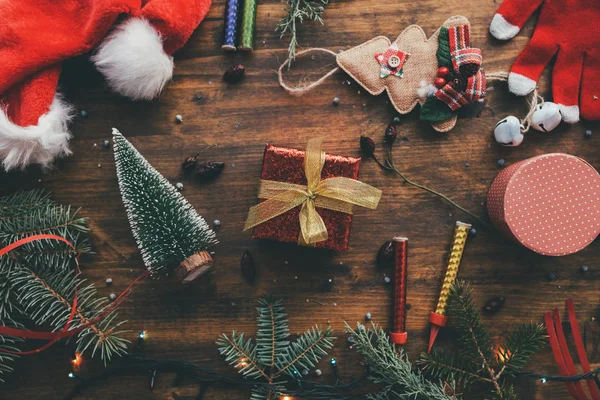 Nosztalgikus Karácsonyi Dekoráció Lapos Feküdt Kötött Santa Claus Kalap Ajándék — Stock Fotó