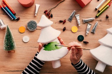Yaratıcı DIY tekne hobi, polistiren dan Noel ağacı süsle şenlikli tatil yapma kadın