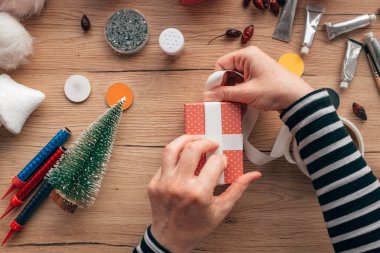 Yaratıcı DIY tekne hobi, hediye hediyeler, Noel en iyi eller yukarıda tablo görünümünü yapma kadın