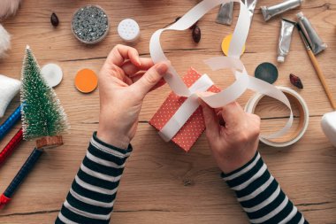 Yaratıcı DIY tekne hobi, hediye hediyeler, Noel en iyi eller yukarıda tablo görünümünü yapma kadın