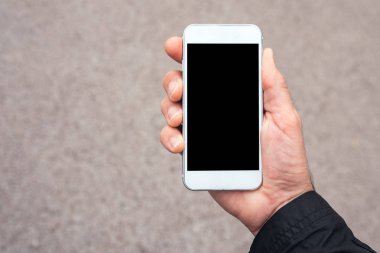 Smartphone boş ekran yukarı elinde, sokakta telefonu kullanan adam alay