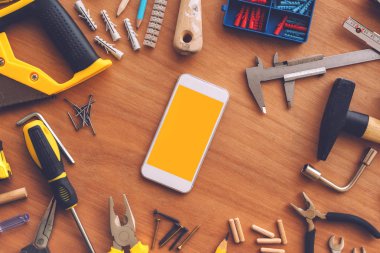Tamirci workdesk boş ekran ile akıllı telefon. Metin veya el ulağı bakım iş cep telefonu uygulaması veya iş hizmet uygulaması, en iyi görünüm için alan kopyalama