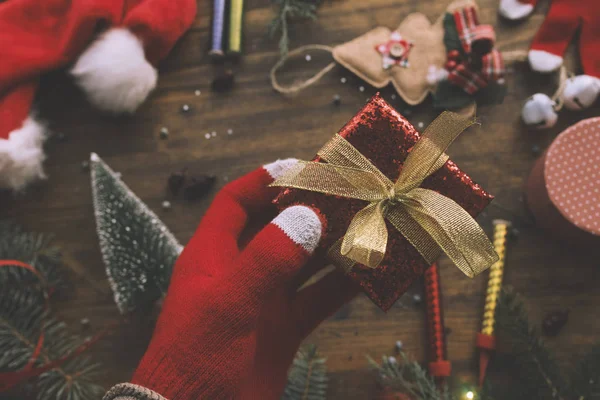 Karácsonyi Ajándék Csomagolva Egy Doboz Vidám Ünnepekre Kínál Kézzel — Stock Fotó