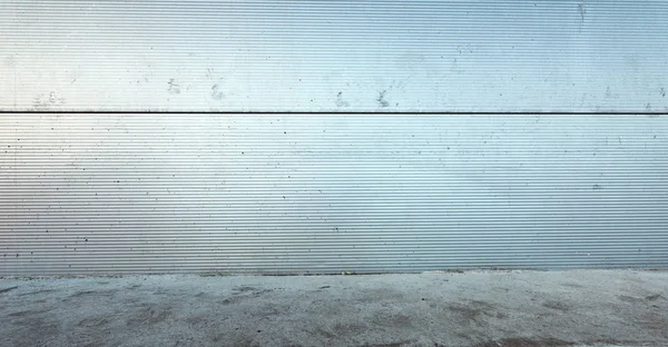 Vuile Industriële Interieur Als Achtergrond Met Betonnen Vloeren Metalen Wand — Stockfoto
