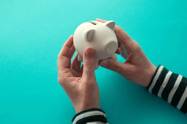 Vrouwelijke Handen Piggy Munt Bank Voor Geld Besparingen Concept — Stockfoto