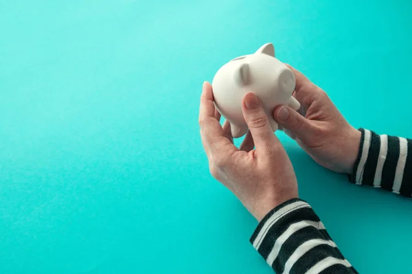 Vrouwelijke Handen Piggy Munt Bank Voor Geld Besparingen Concept — Stockfoto